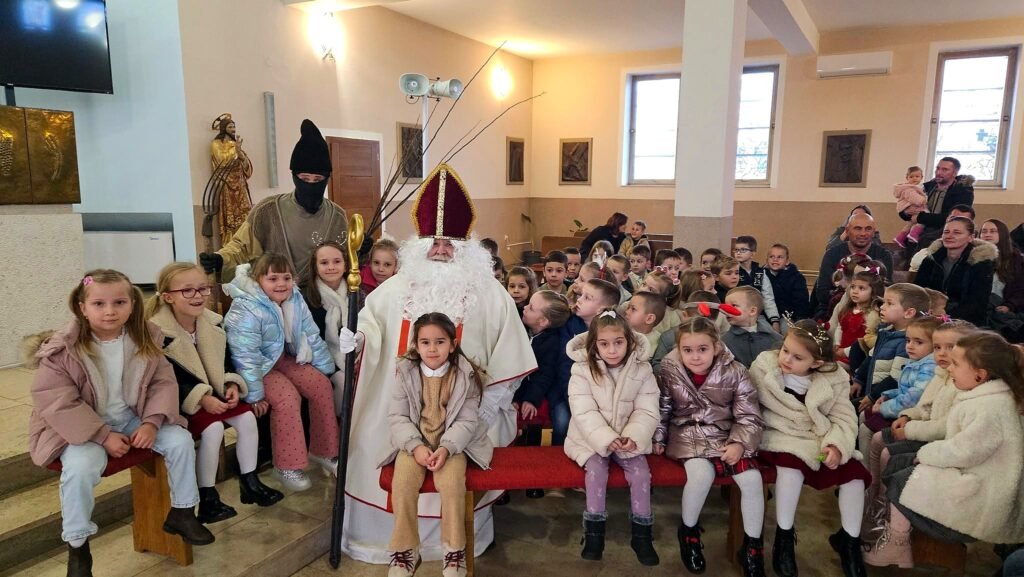 Djeca u crkvi u Štitaru s Nikolom