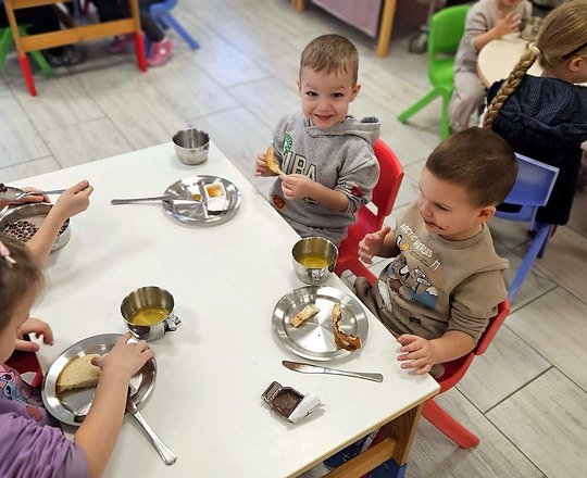 Djeca iz skupine Majstori 2 za stolom u vrijeme obroka